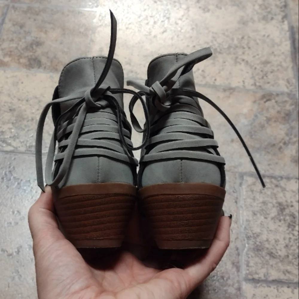 Perforated ankle bootie size 7